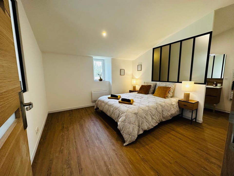 Bed, Photo of the whole room, Bedroom