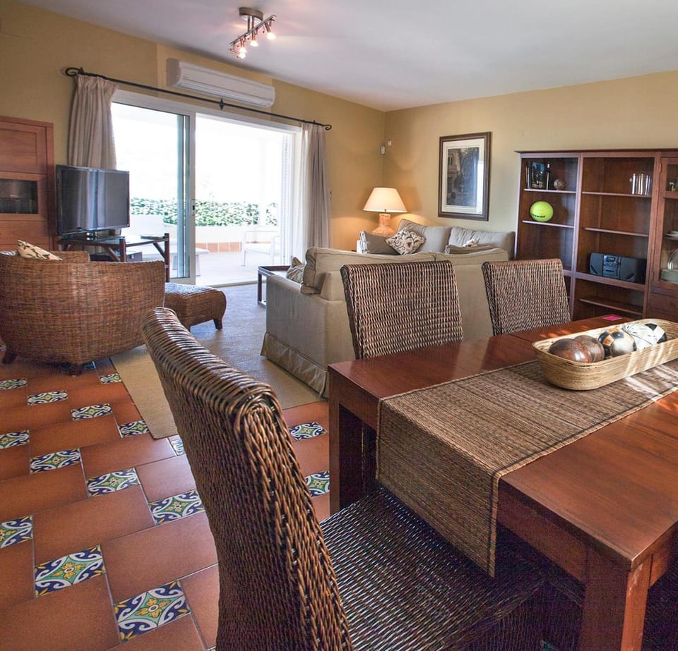 Communal lounge/ TV room, TV and multimedia, Living room, Seating area, air conditioner