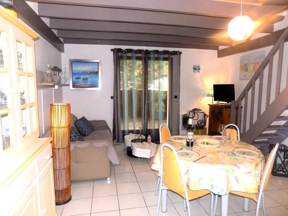 TV and multimedia, Living room, Seating area, Dining area