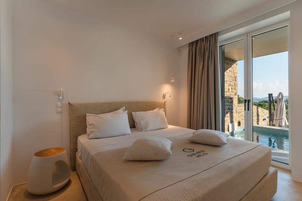 Bed, View (from property/room), Balcony/Terrace, Photo of the whole room, Bedroom, Swimming pool
