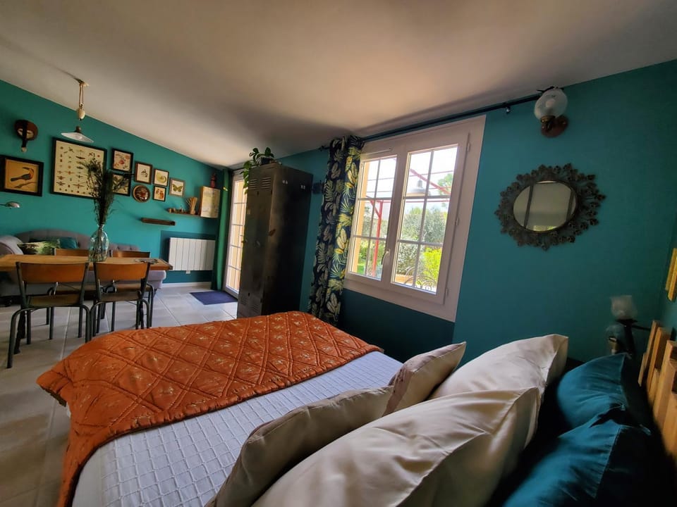 Photo of the whole room, Bedroom