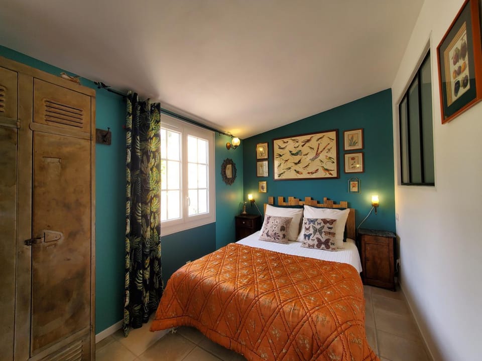 Photo of the whole room, Bedroom