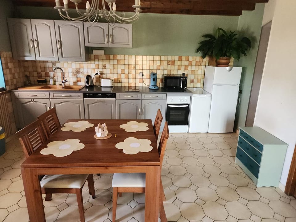Coffee/tea facilities, dishwasher, microwave, oven, storage, toaster, washing machine