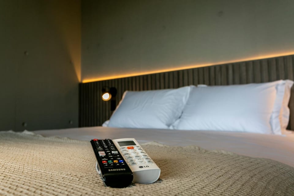 Bed, TV and multimedia, Bedroom