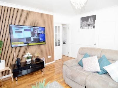 Luxurious & Spacious 5 Bedroom Property Apartment in Dartford