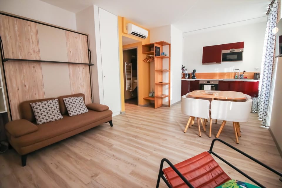 Bed, Kitchen or kitchenette, Living room, minibar, pet friendly, air conditioner