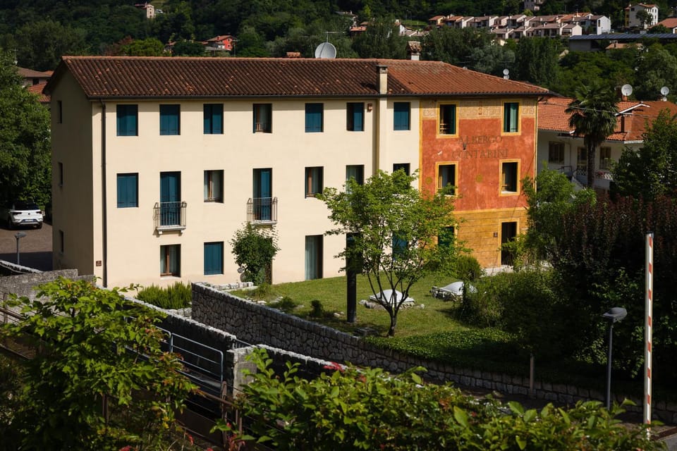 Property building, Facade/entrance, Spring, Day, Neighbourhood, Natural landscape, Garden, Garden view, Location, Parking