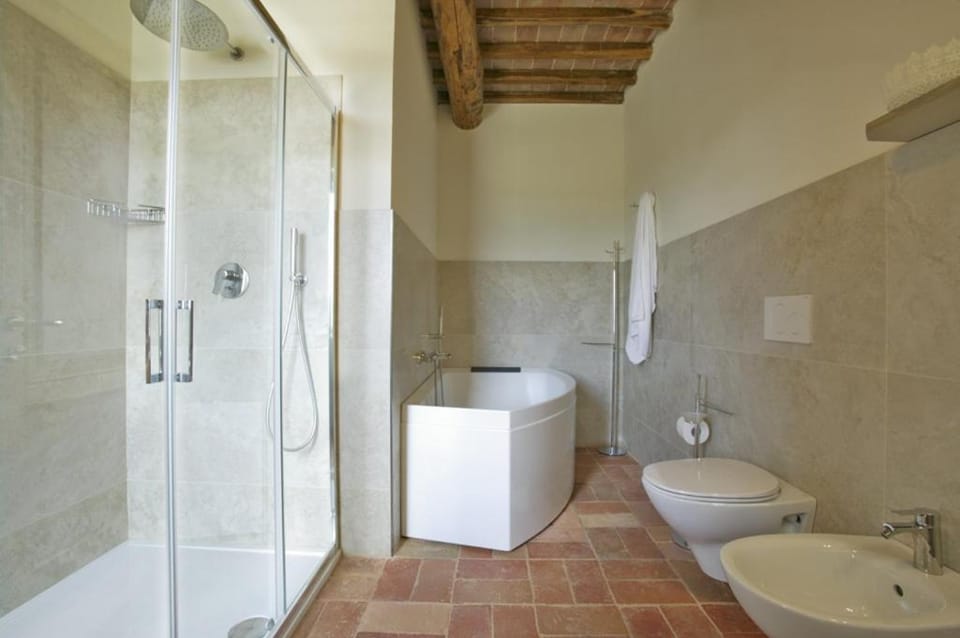 Shower, Toilet, Hot Tub, Bathroom, bidet, towels