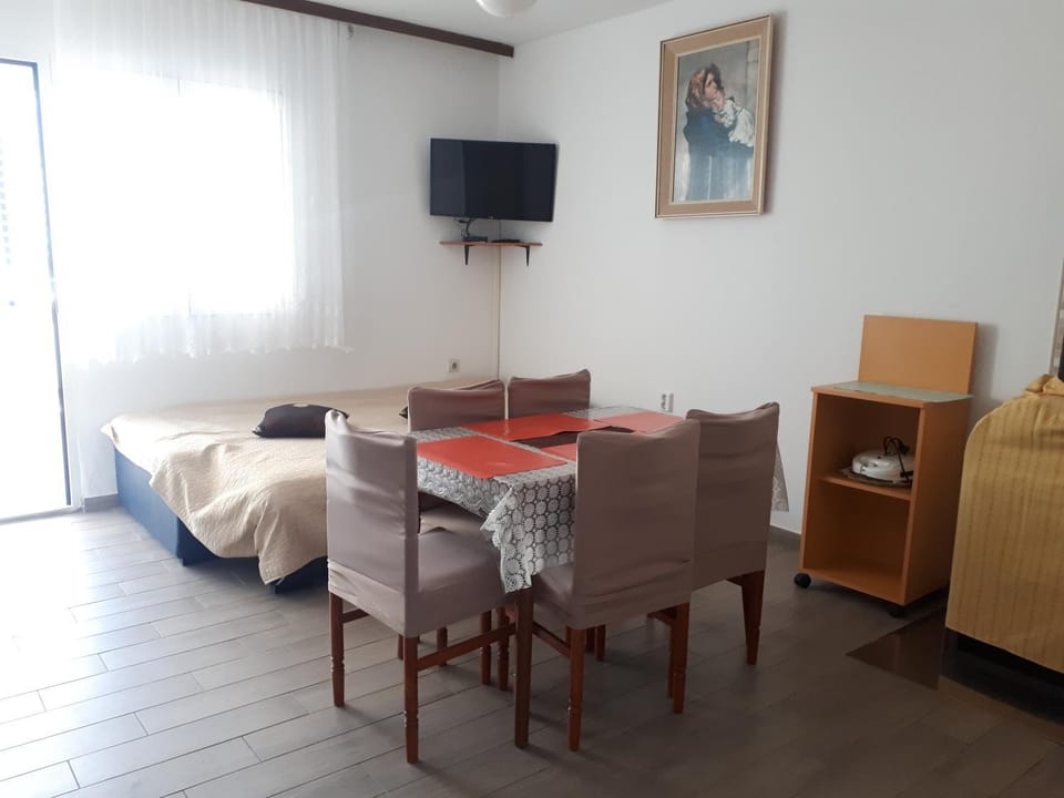 Communal lounge/ TV room, TV and multimedia, Living room, Seating area, Dining area