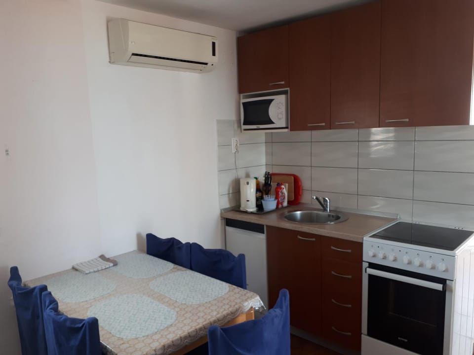 Kitchen or kitchenette, Communal kitchen
