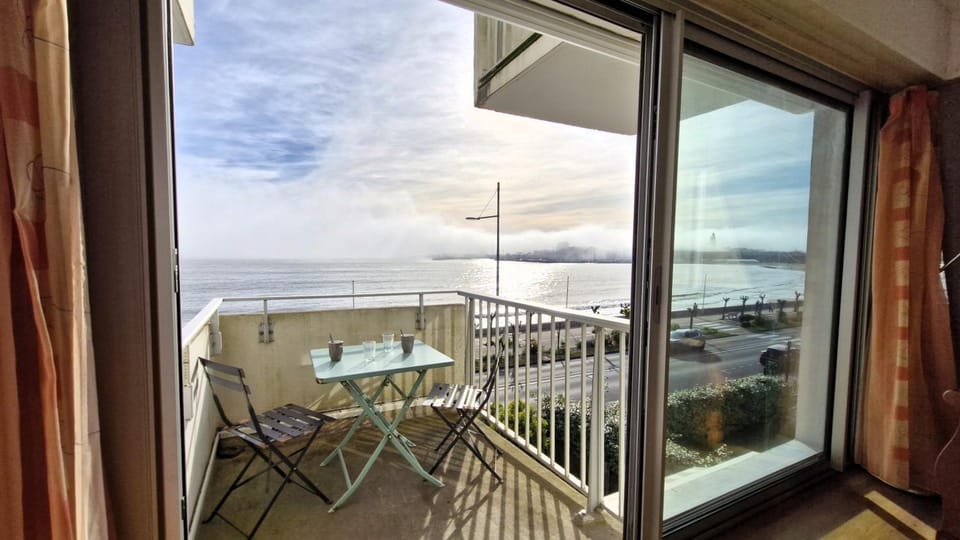 Property building, Day, Natural landscape, View (from property/room), Balcony/Terrace, Dining area, City view, Sea view