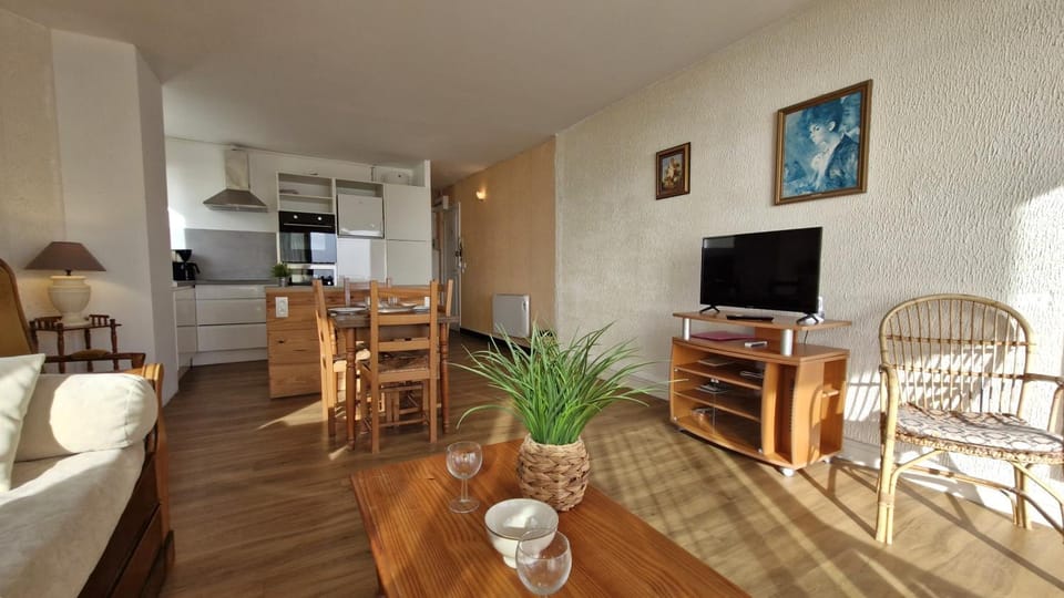 TV and multimedia, Kitchen or kitchenette, Living room, Seating area, Dining area