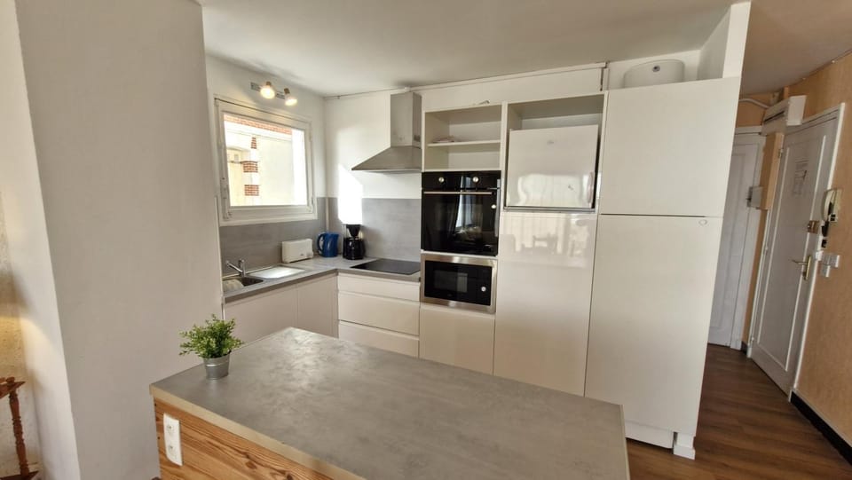 Kitchen or kitchenette, oven, stove