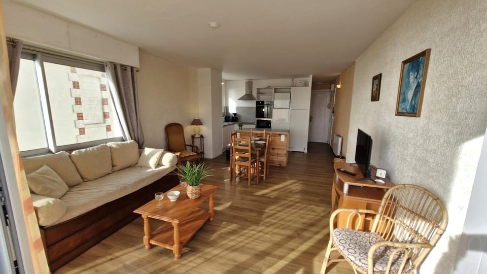 TV and multimedia, Kitchen or kitchenette, Living room, Seating area, Dining area