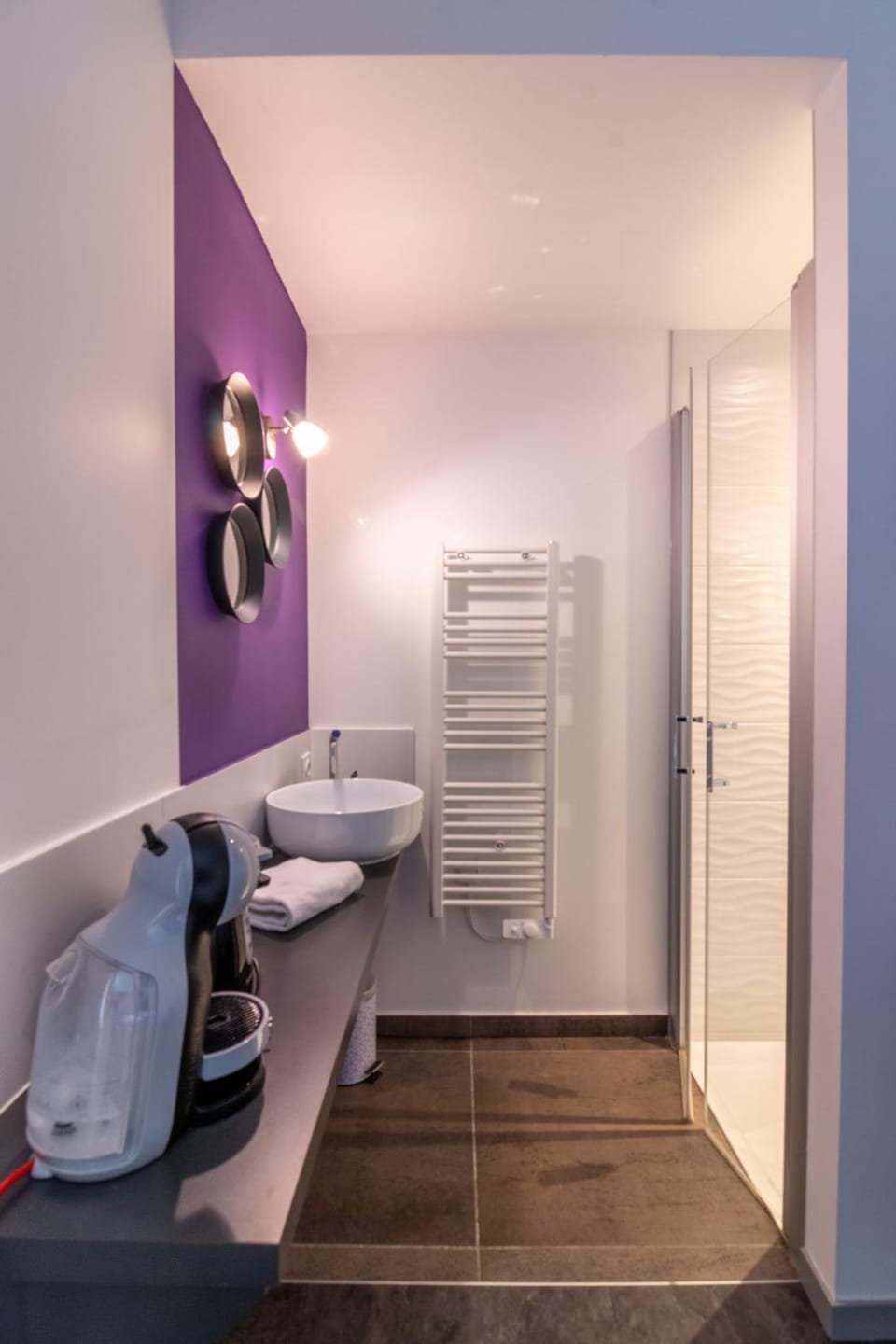 Shower, Bathroom, Bedroom, towels
