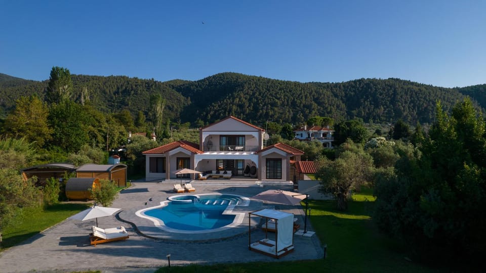 Property building, Day, Natural landscape, Mountain view, Pool view, Swimming pool