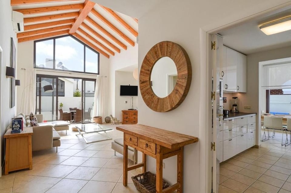 Luxury Villa Near beach 1km Swimming pool Tennis court Great for all ages Villa in Playa Blanca