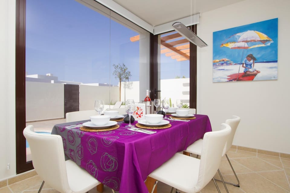 Luxury Villa Near beach 1km Swimming pool Tennis court Great for all ages Villa in Playa Blanca