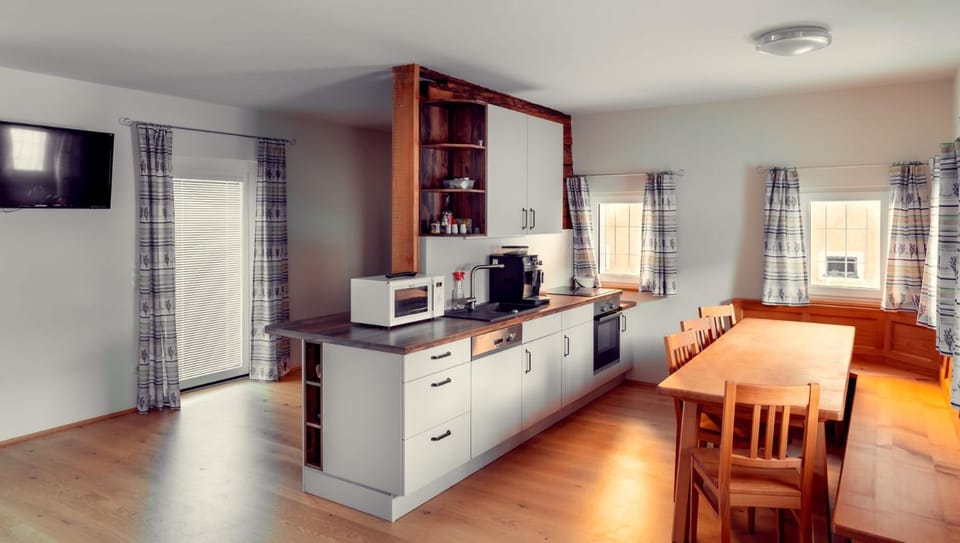 Kitchen or kitchenette, Dining area, Communal kitchen