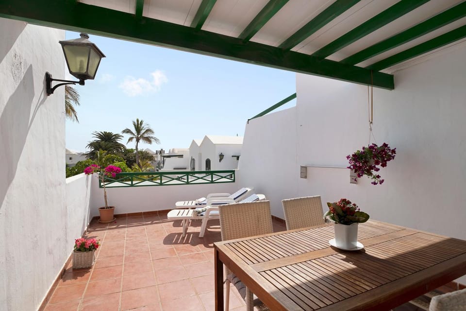 Property building, Balcony/Terrace, Living room
