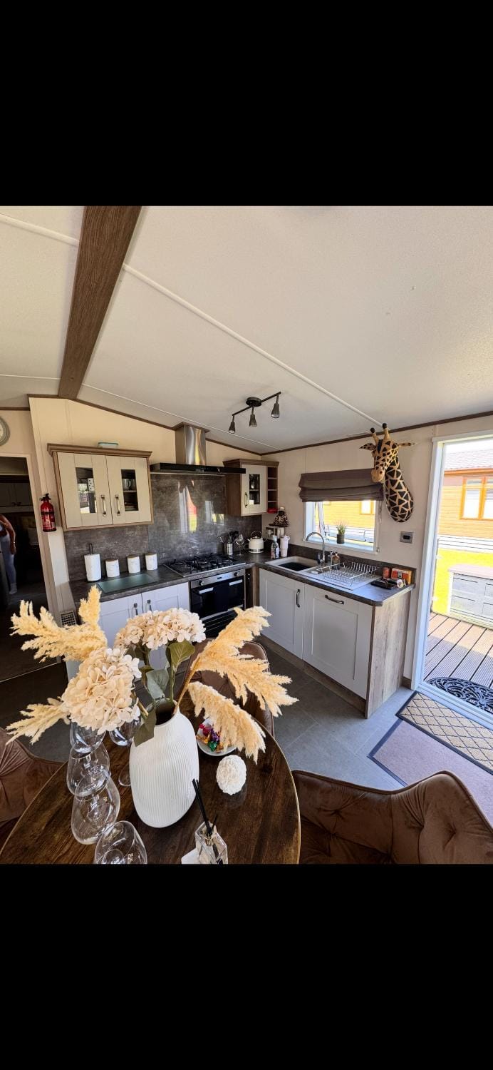 Boutique lodge with hot tub sleeps 6 House in England