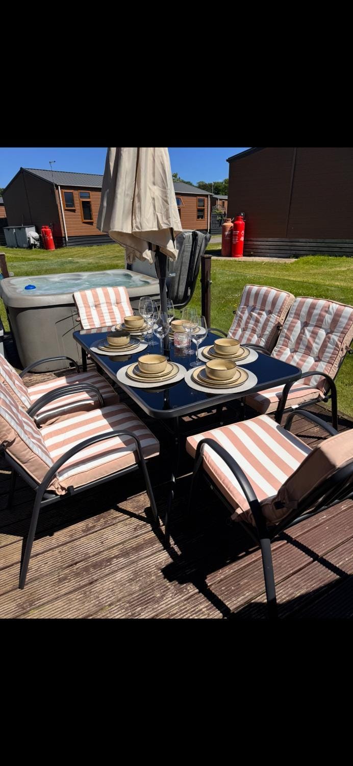 Boutique lodge with hot tub sleeps 6 House in England