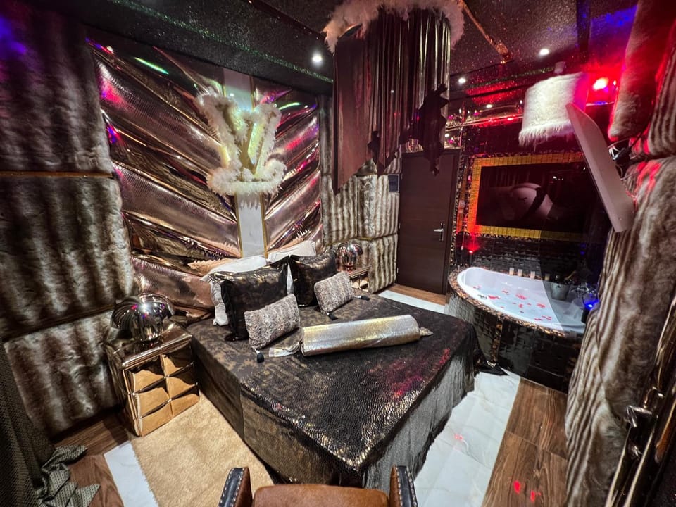 Hot Tub, Photo of the whole room