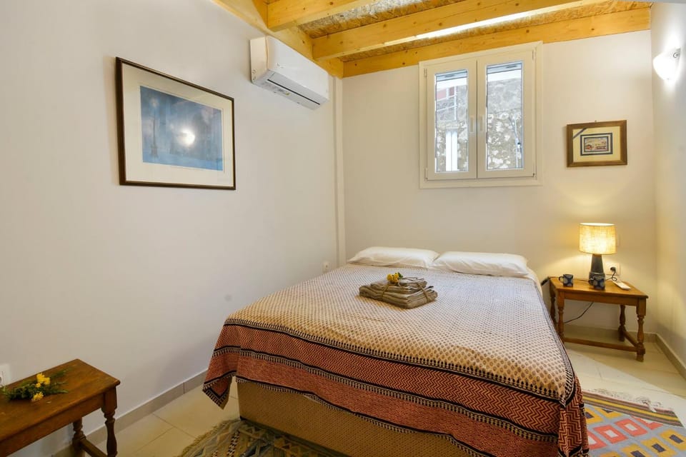 Bed, Bedroom, towels, air conditioner