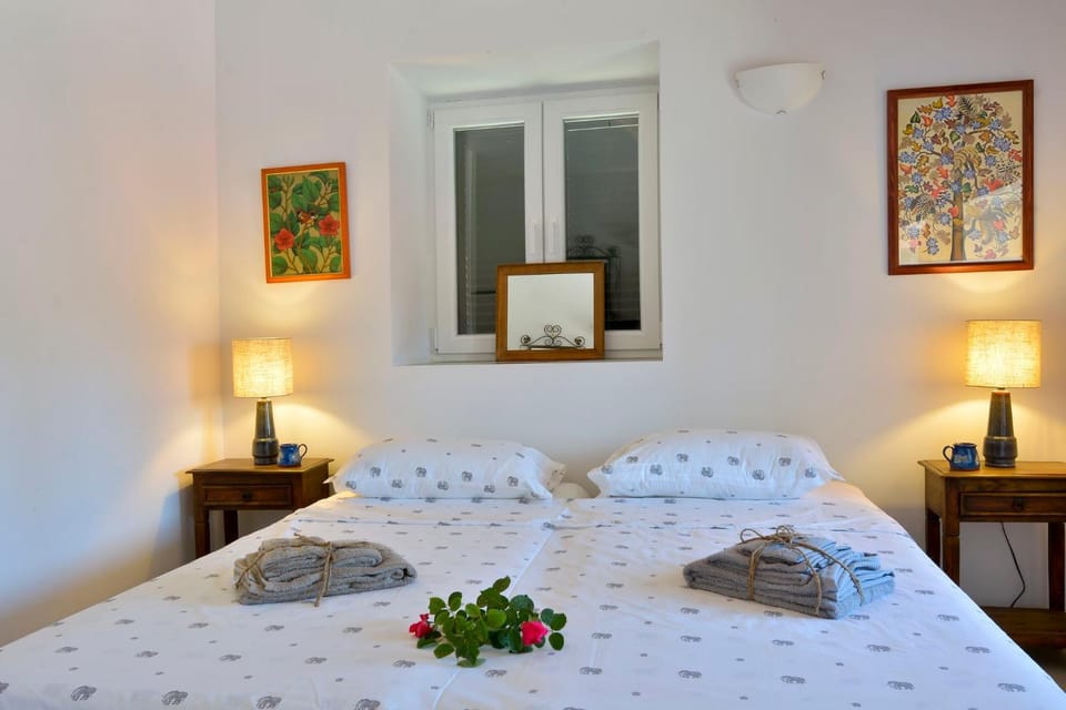 Bed, Bedroom, towels