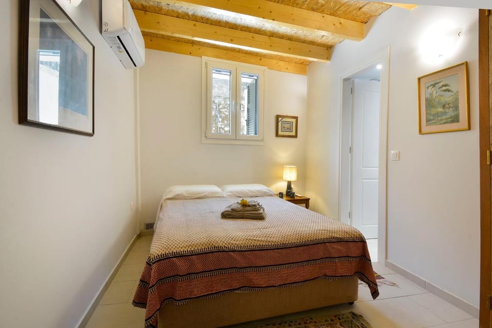 Bed, Bedroom, towels, air conditioner
