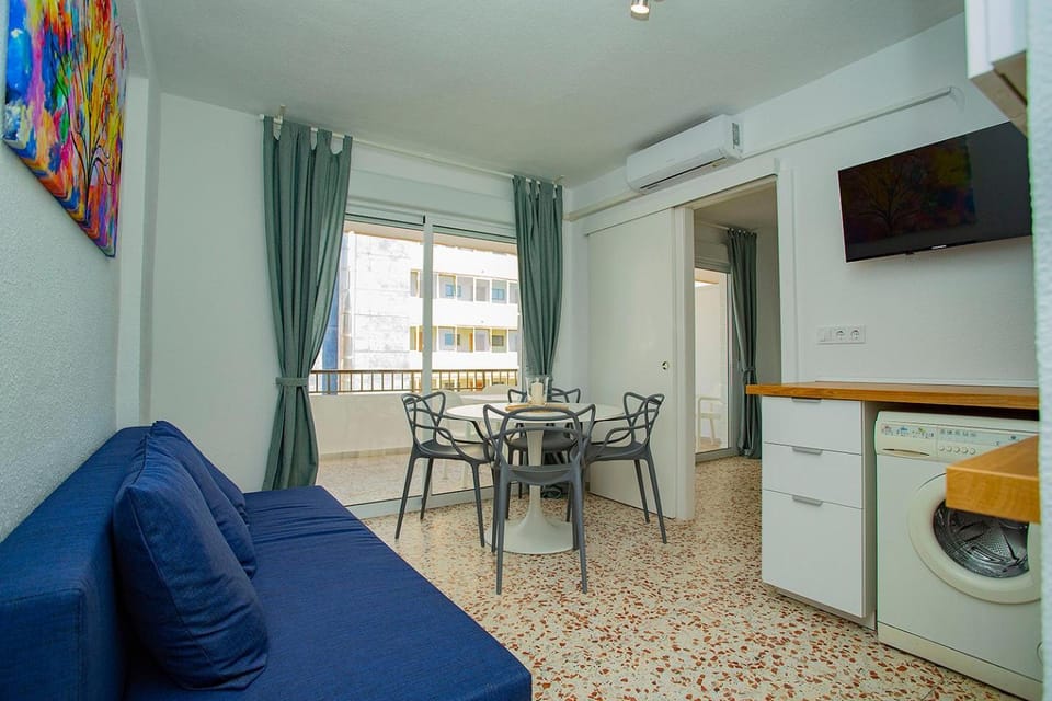 TV and multimedia, Kitchen or kitchenette, Living room, Seating area, Dining area