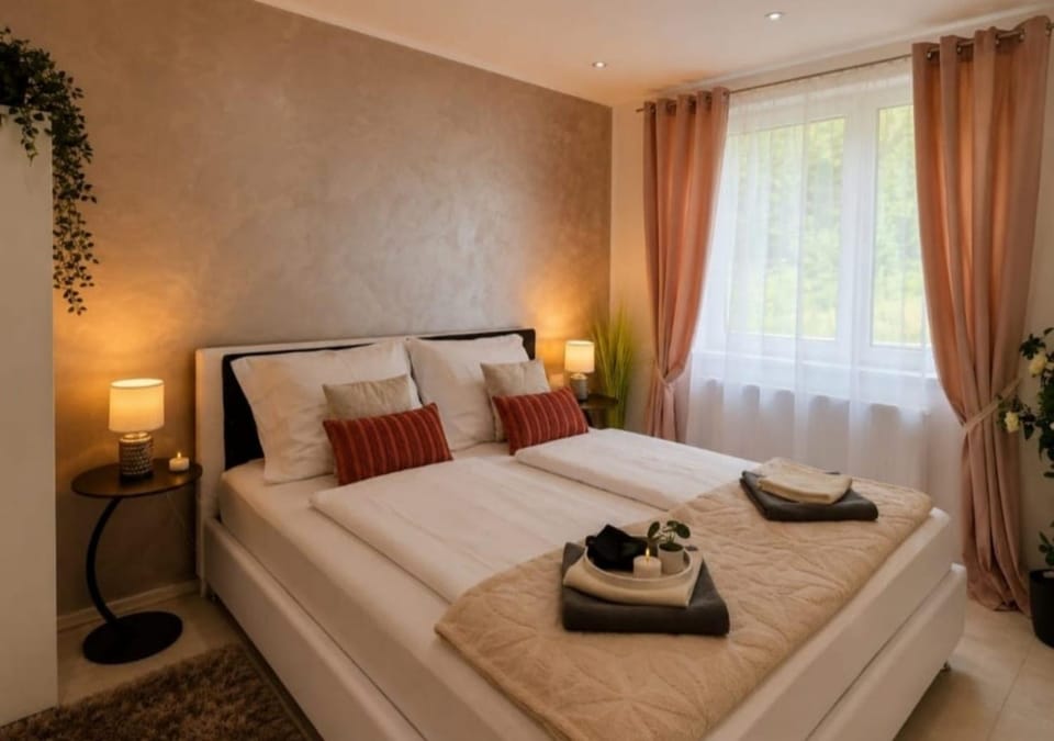 Bed, Photo of the whole room, Bedroom, towels