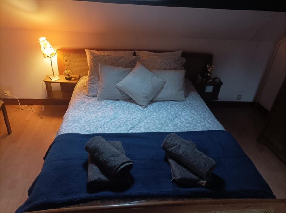 Bed, Photo of the whole room, Bedroom