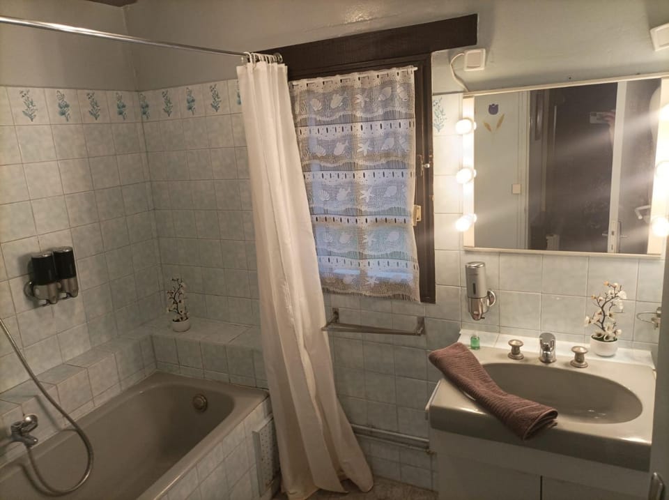 Bathroom, Bath, towels