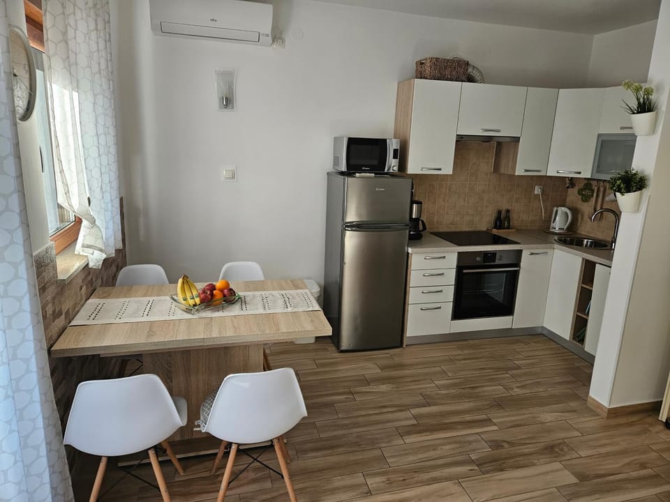 Dining area, kitchen