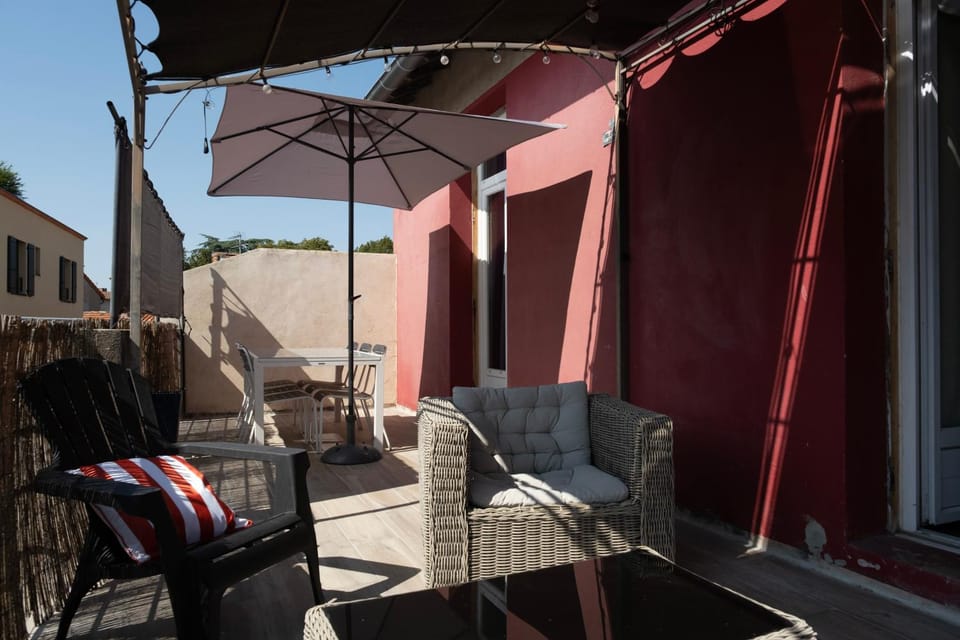 Patio, Day, Dining area