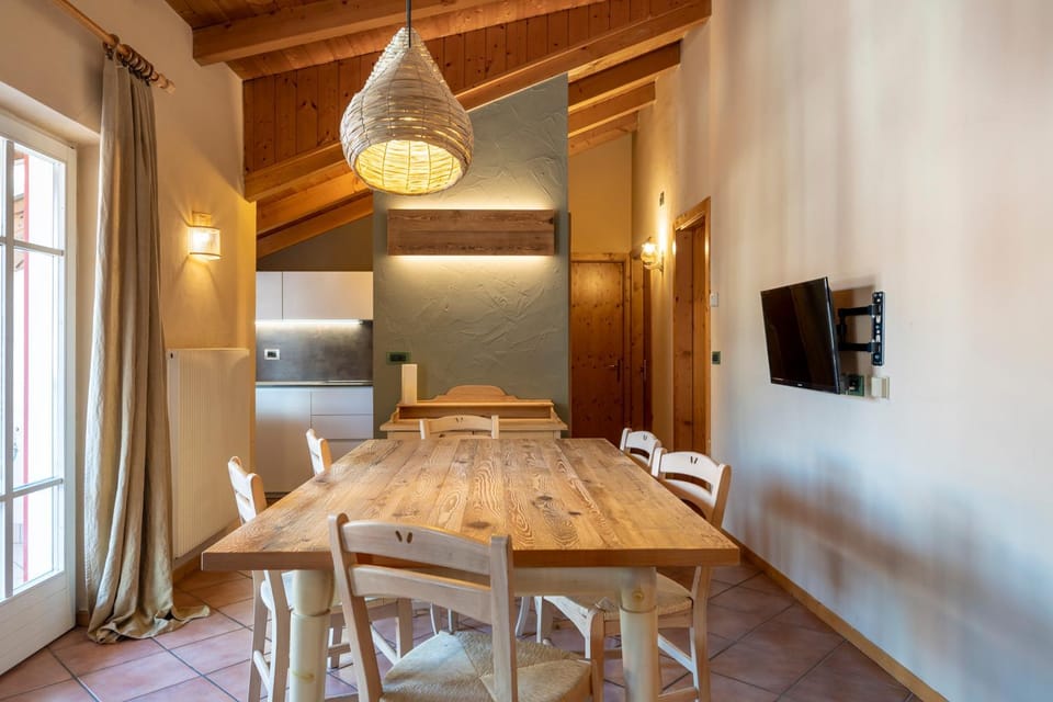 TV and multimedia, Seating area, Dining area