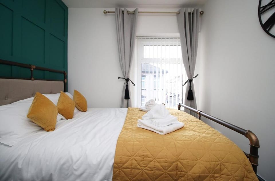 Junctions Way by Tŷ SA -3 bed in Newport Bed and Breakfast in Newport