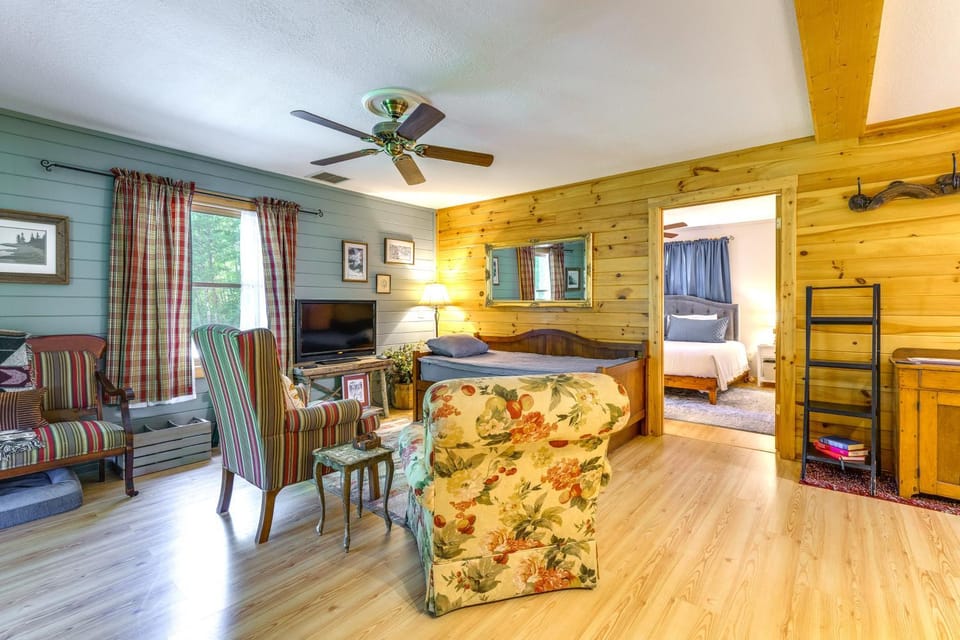 Cozy Creekside Cabin w/ Fire Pit & Views! Cabin in Shooting Creek