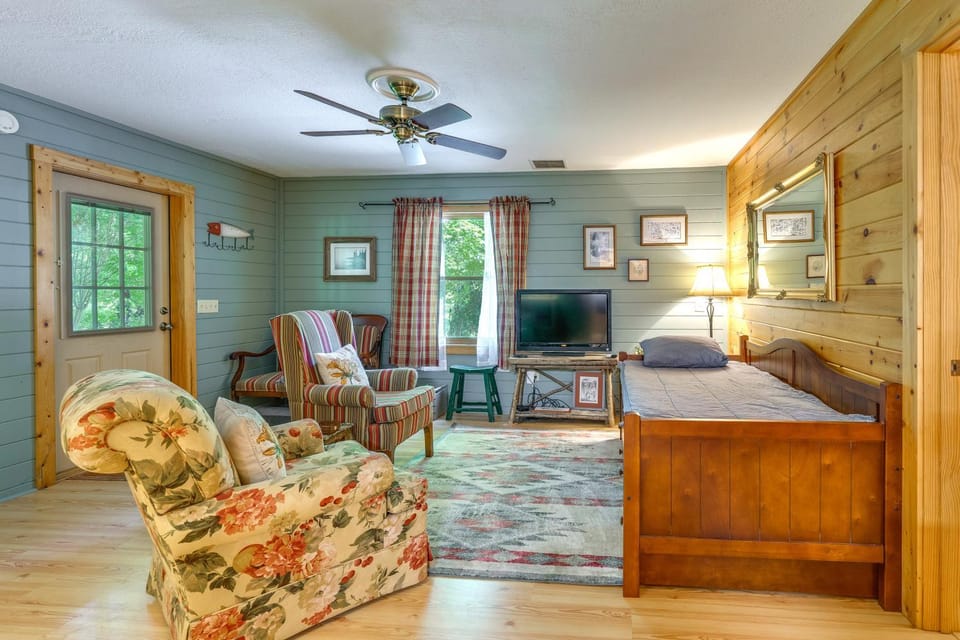Cozy Creekside Cabin w/ Fire Pit & Views! Cabin in Shooting Creek