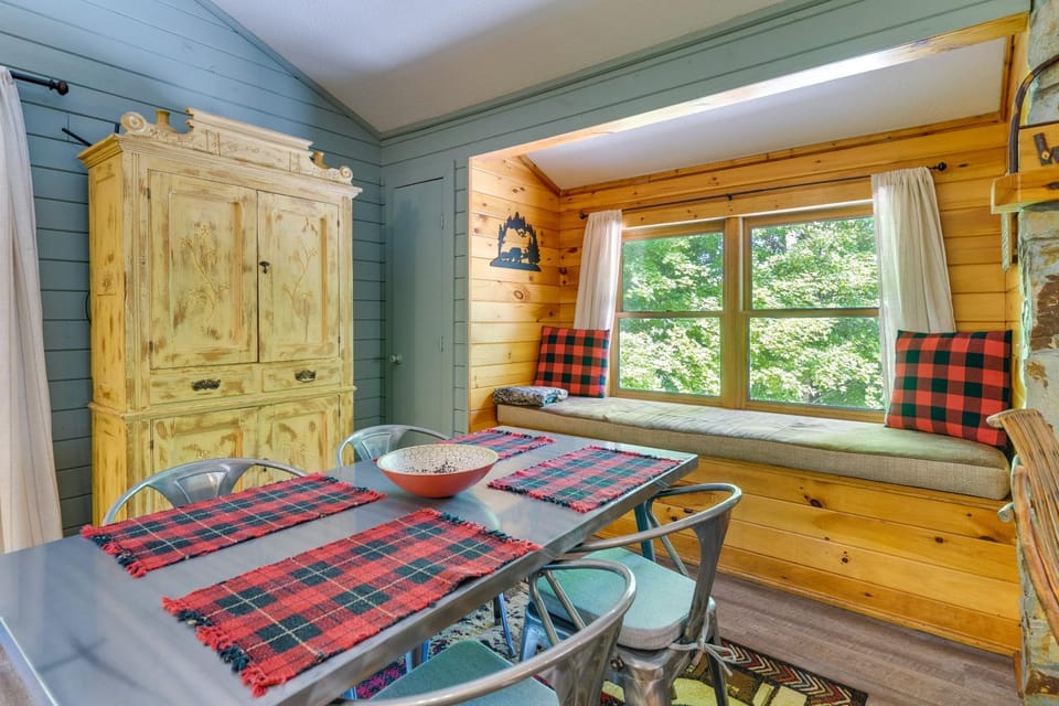 Cozy Creekside Cabin w/ Fire Pit & Views! Cabin in Shooting Creek
