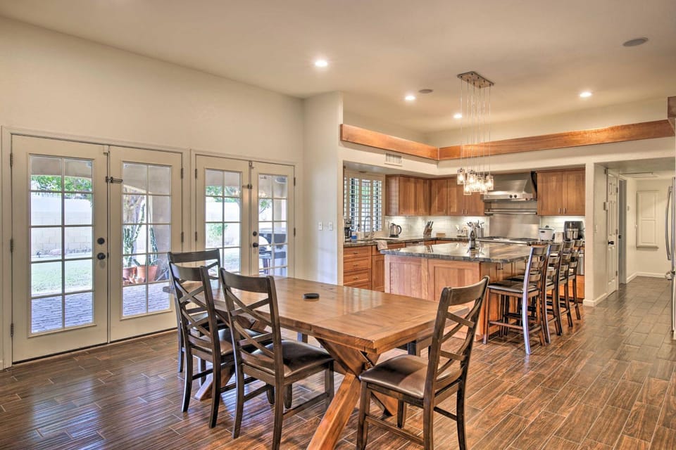 11 Mi to Phoenix: Group Escape w/ Patio & Bar! House in Tempe