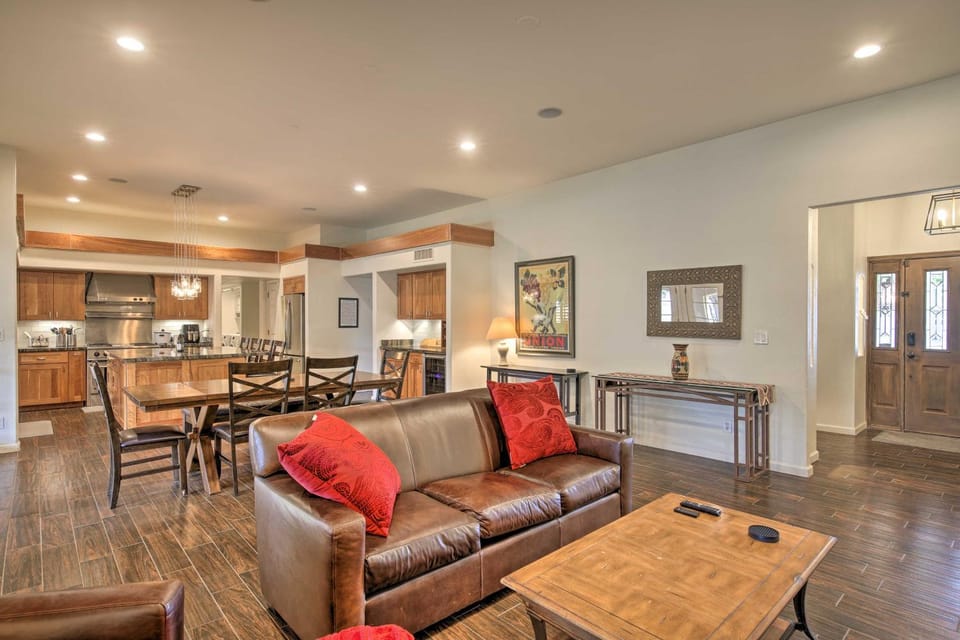 11 Mi to Phoenix: Group Escape w/ Patio & Bar! House in Tempe