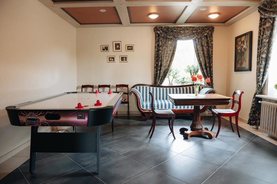 Communal lounge/ TV room, Lounge or bar, Banquet/Function facilities, Seating area