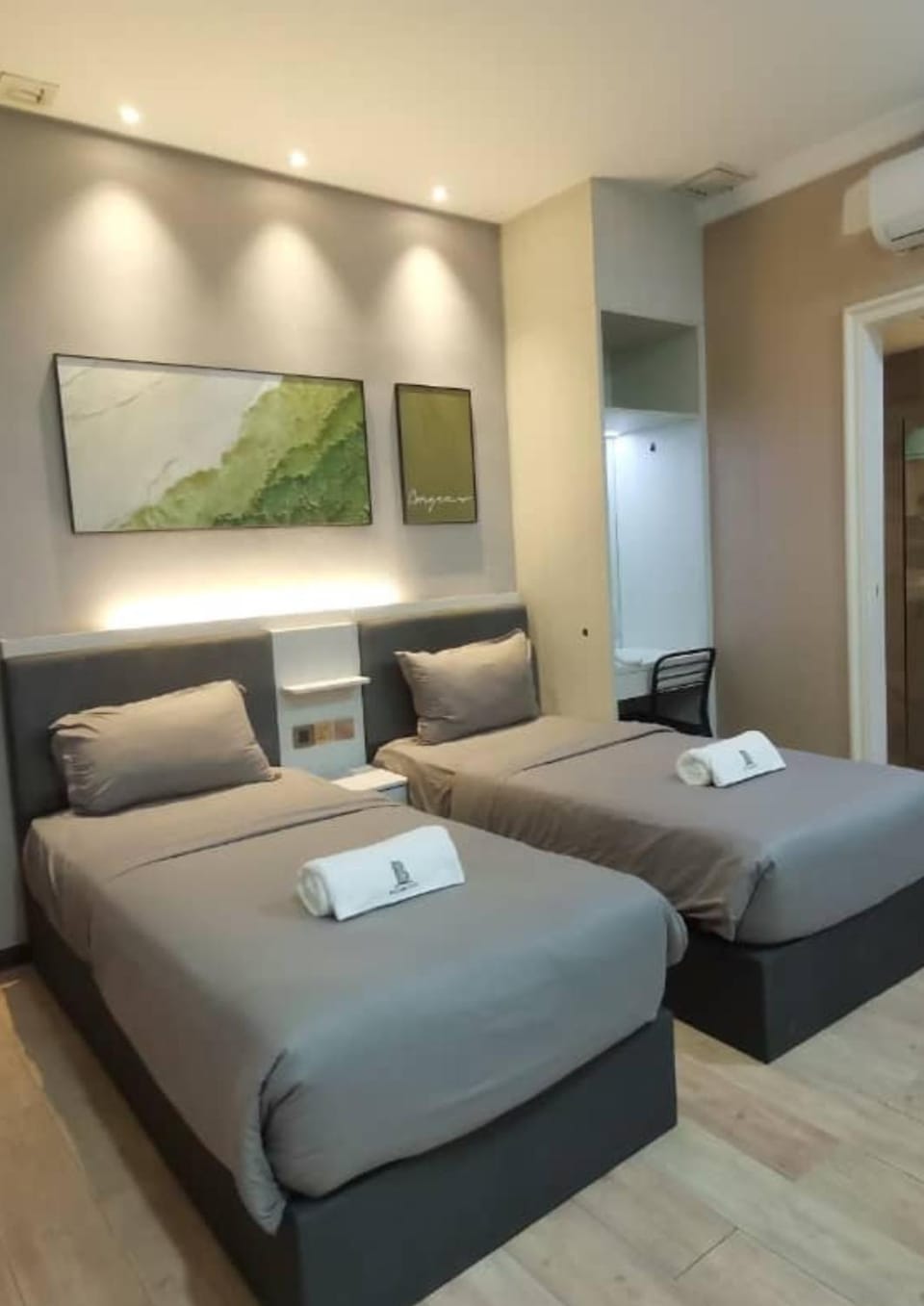 Bed, towels