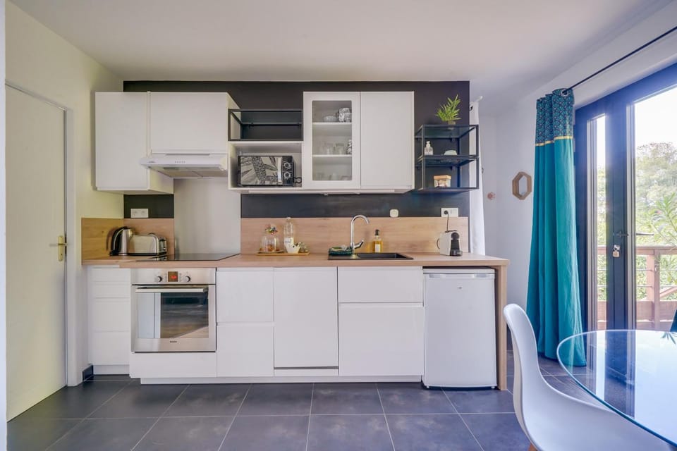 Coffee/tea facilities, dishwasher, stove, kitchen