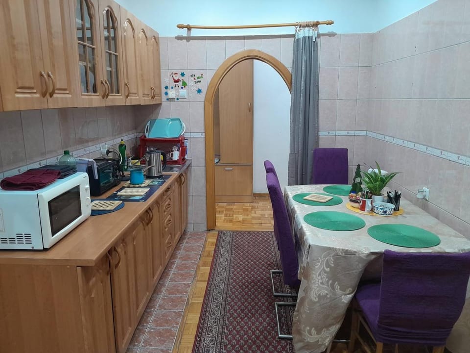 Coffee/tea facilities, Kitchen or kitchenette, Dining area, stove, toaster