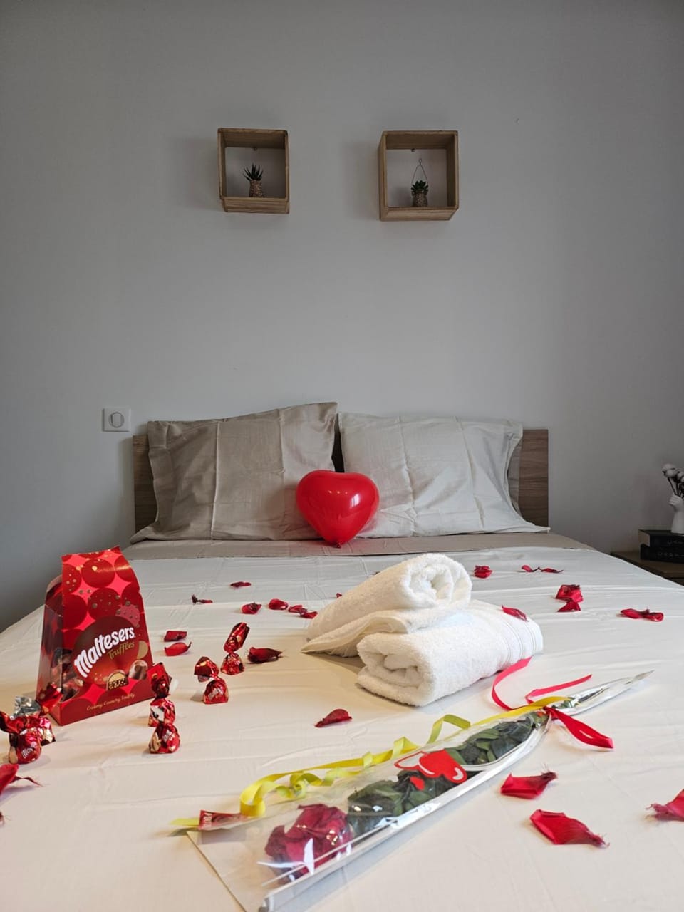 Photo of the whole room, Bedroom, heating, heating
