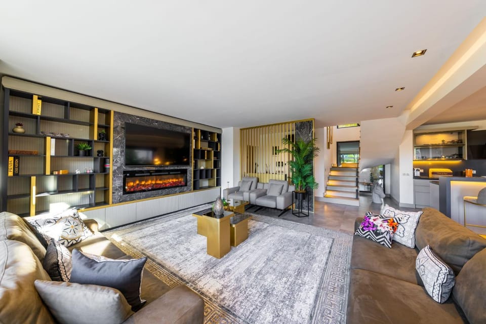 TV and multimedia, Kitchen or kitchenette, Living room, Seating area