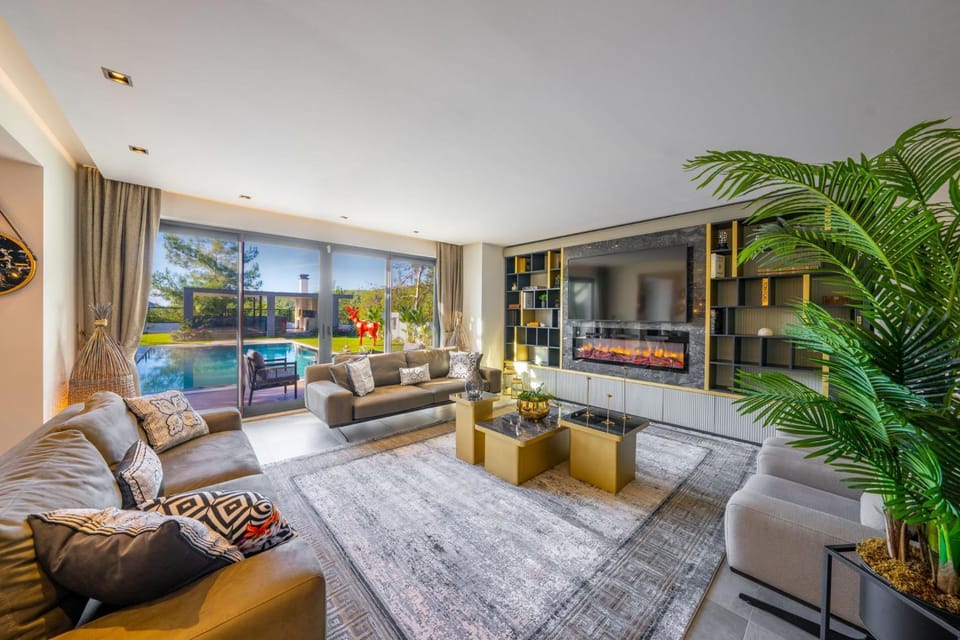 Patio, Communal lounge/ TV room, Living room, Seating area, Pool view